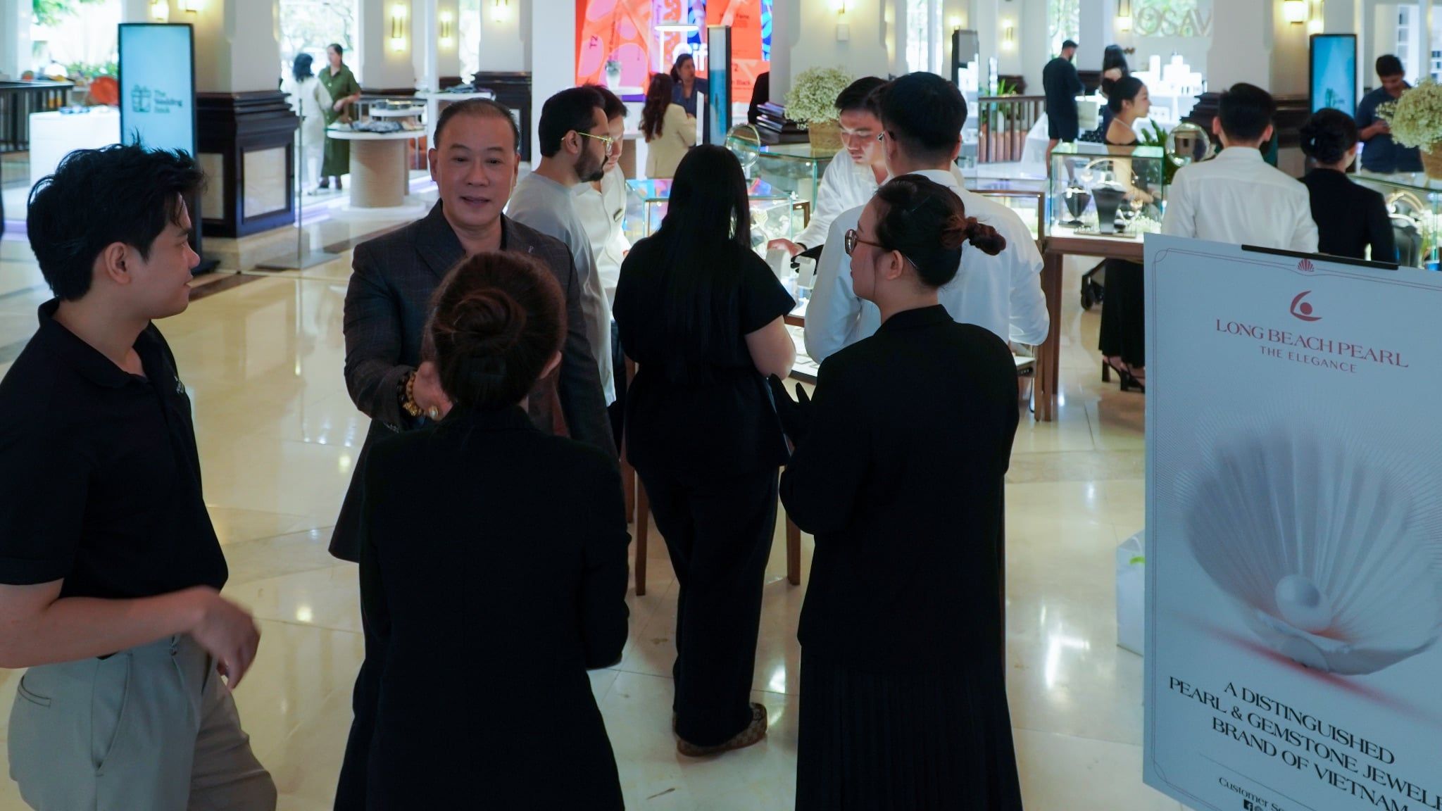 TGĐ Long Beach Pearl - TS Lê Như Hiếu cùng đội ngũ nhân viên tại sự kiện