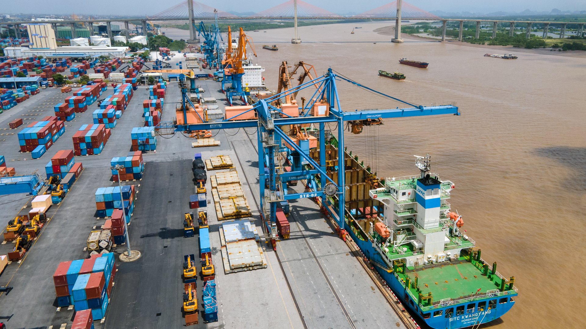 Máy Bay SJ-100 Đầu Tiên Cất Cánh: Bước Tiến của Nga Trong Ngành Hàng Không