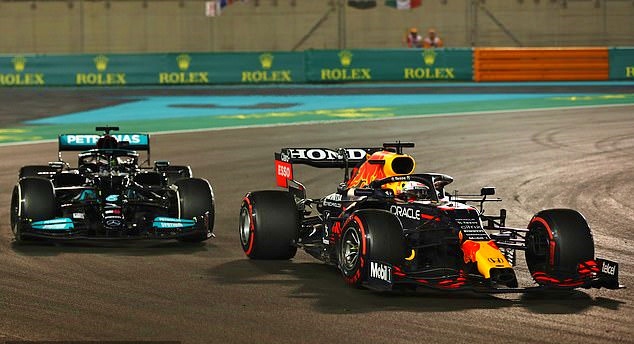 Lewis Hamilton: Từ Tự Sướng Với Siêu Xe Đến Tình Yêu Nghệ Thuật