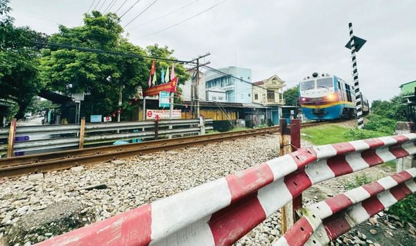 Giao Thông Nghệ An: Xe Ba Gác Lật Do Cậu Bé Bất Ngờ Sang Đường