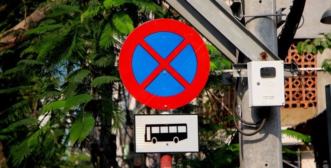 Quy định cấm dừng đỗ xe: Lái xe cần lưu ý để tránh phạt nguội