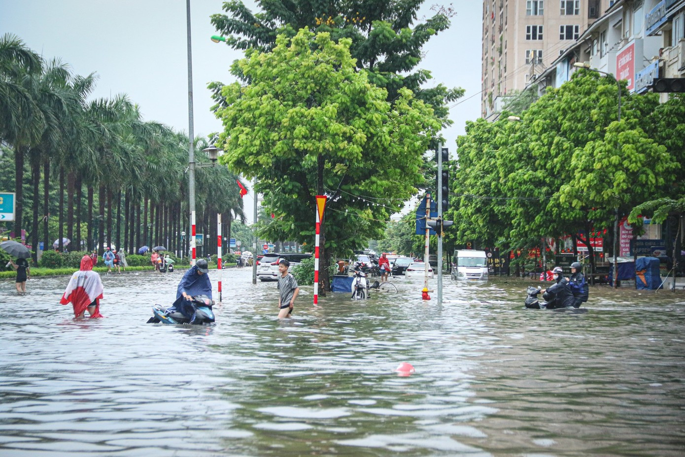 Bão số 11 gây ngập hầm chung cư ở Hà Nội, hàng trăm xe bị thiệt hại