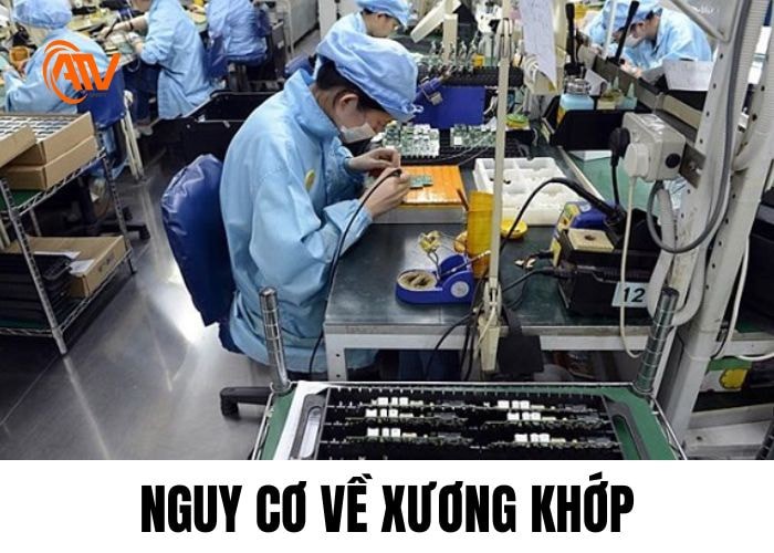 Lắp ráp linh kiện có nguy cơ về xương khớp