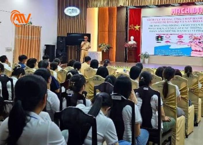 Đào tạo và tuyên truyền an toàn giao thông cho người dân