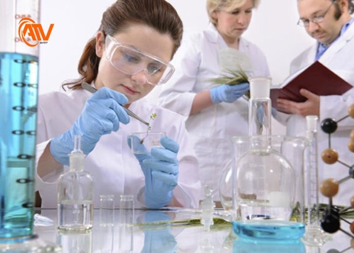 Mặc đầy đủ trang phục bảo hộ lao động