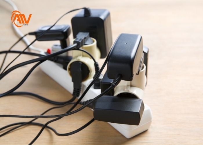 Sử dụng thiết bị sai cách bị tai nạn điện thường gặp