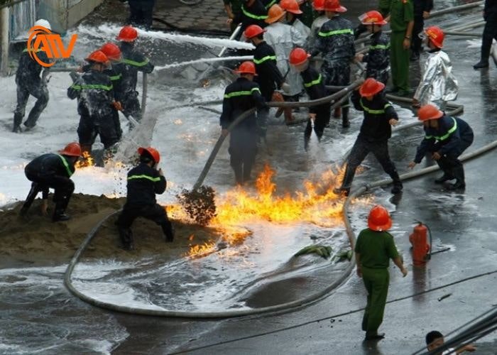 Dập tắt đám cháy xăng dầu bằng cát