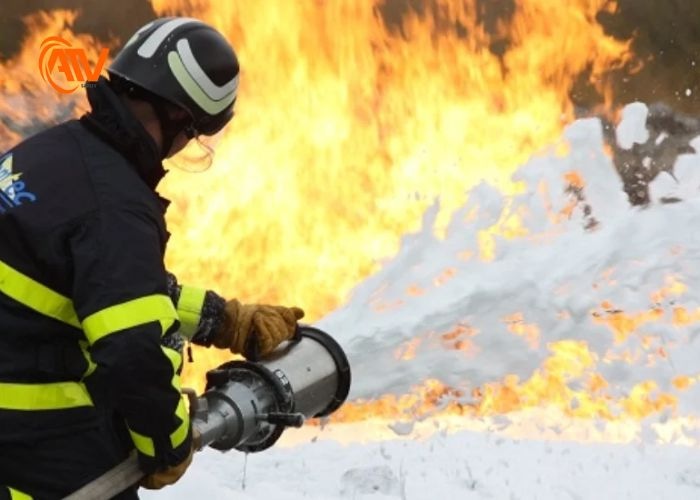 Dập tắt đám cháy xăng bằng bọt foam