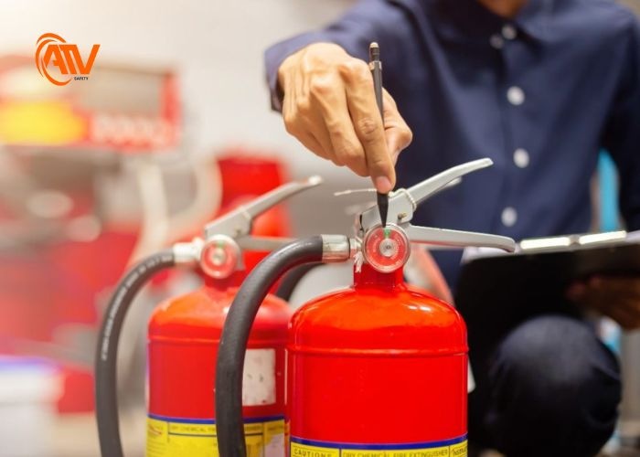 Kiểm tra bột bên trong bình bột chữa cháy định kỳ