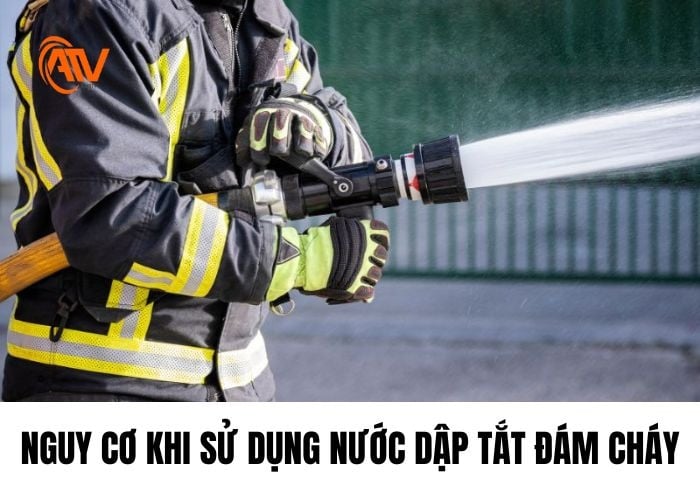 Nguy cơ khi dùng nước dập lửa sai cách
