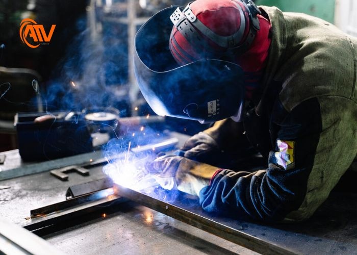 Tuân thủ quy trình an toàn lao động và kiểm tra các thiết bị bảo hộ định kỳ