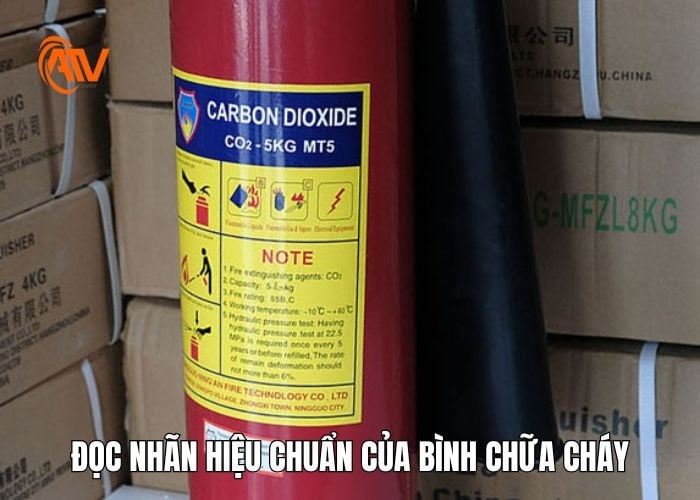 Đọc nhãn hiệu chuẩn của bình phòng cháy chữa cháy