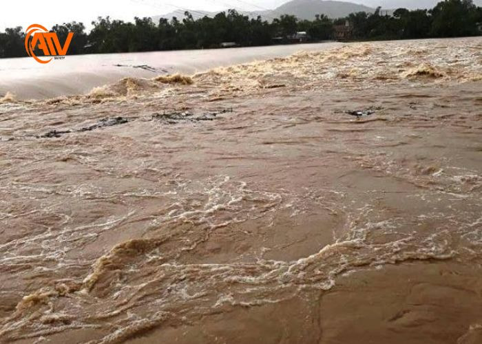 Dòng nước chảy xiết do mưa bão