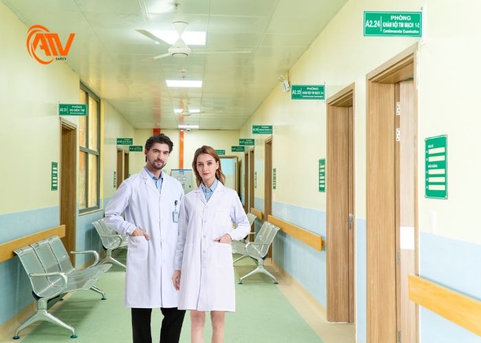 Ngành y tế với trang phục của bác sĩ