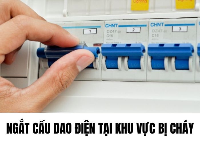 Ngắt cầu dao điện tại khu vực bị cháy