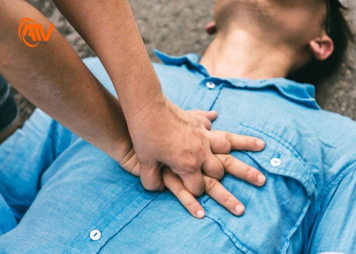 Thực hiện hồi sức tim phổi trong sơ cứu đuối nước