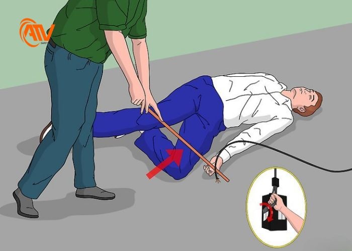 Bước 2 sơ cứu người bị điện giật