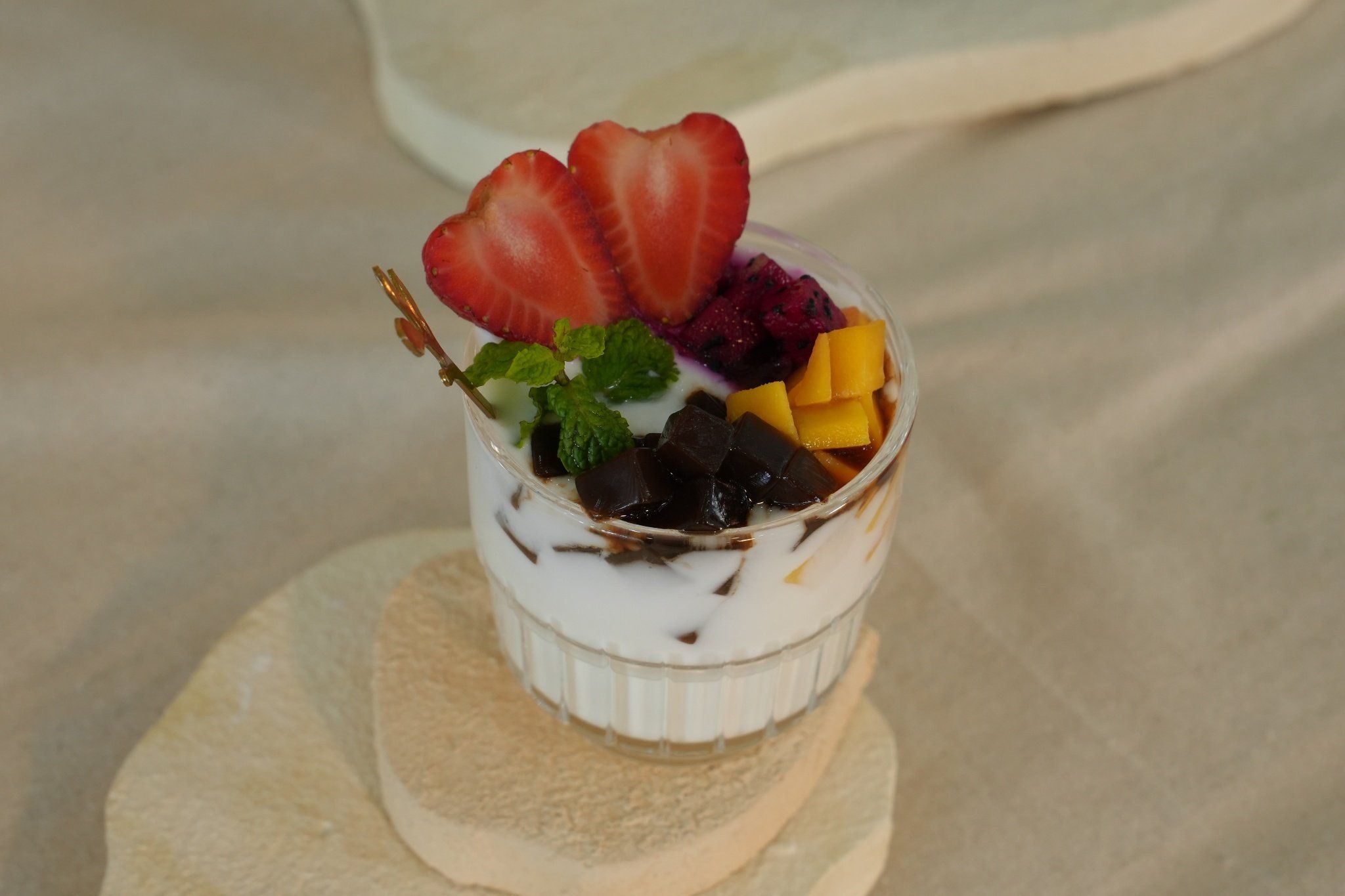 Thạch dừa hạt chia trái cây tươi là món giải khát nhanh và ngon lành cho cả gia đình bạn.