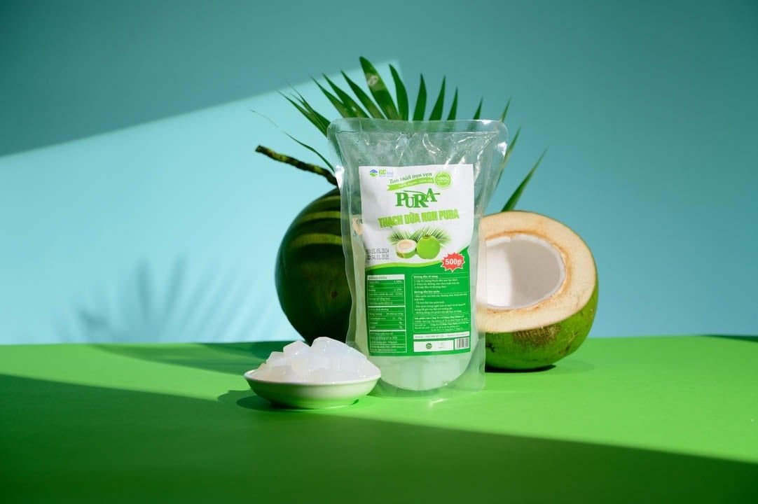 Mọi người có thể biến tấu món chè thạch dừa bằng cách dùng thạch dừa GC Food làm topping ăn kèm.