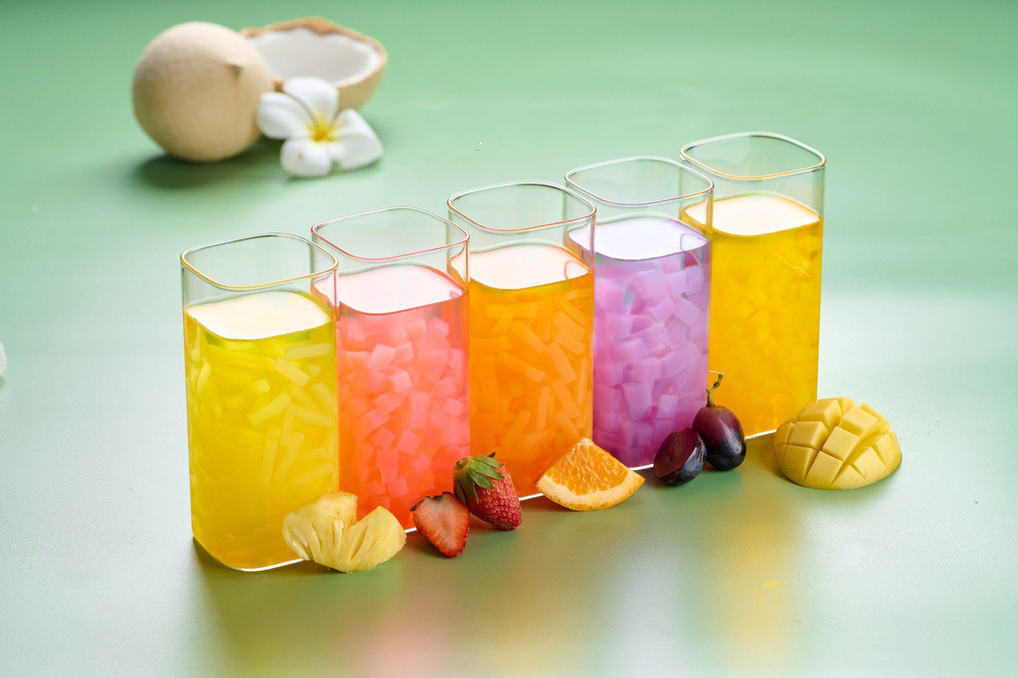 Sáng tạo cách làm bánh flan thạch dừa bằng cách dùng nhiều loại thạch dừa khác nhau (hương dâu, chanh dây, cam..) để thay thế rau câu.