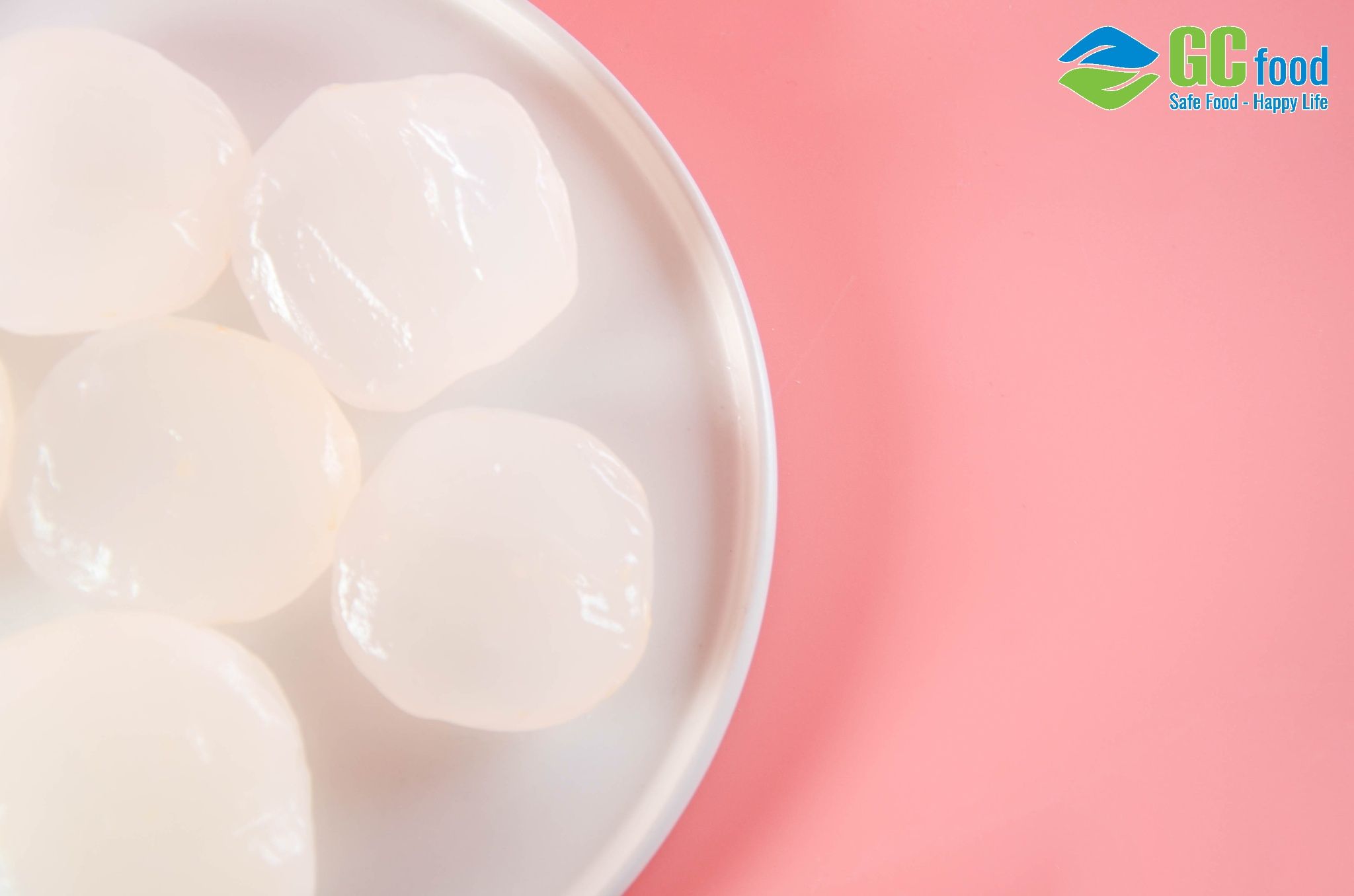 Với cách làm thạch dừa viên đơn giản, chị em có thể làm ra một loại topping thơm ngon và an toàn cho những ly trà sữa, sữa chua của gia đình.