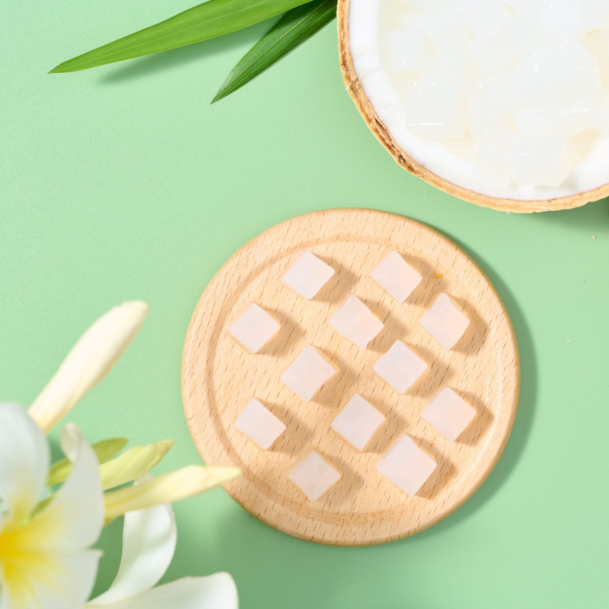 Dừa tươi, bột rau câu, nước cốt dừa,... là một số nguyên liệu cần thiết để chuẩn bị cho cách làm thạch dừa miếng.