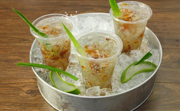 Nước nha đam mủ trôm với các thành phần tốt cho sức khỏe, có thể làm dịu cảm giác nóng trong người nhanh chóng, thích hợp uống vào những ngày hè.