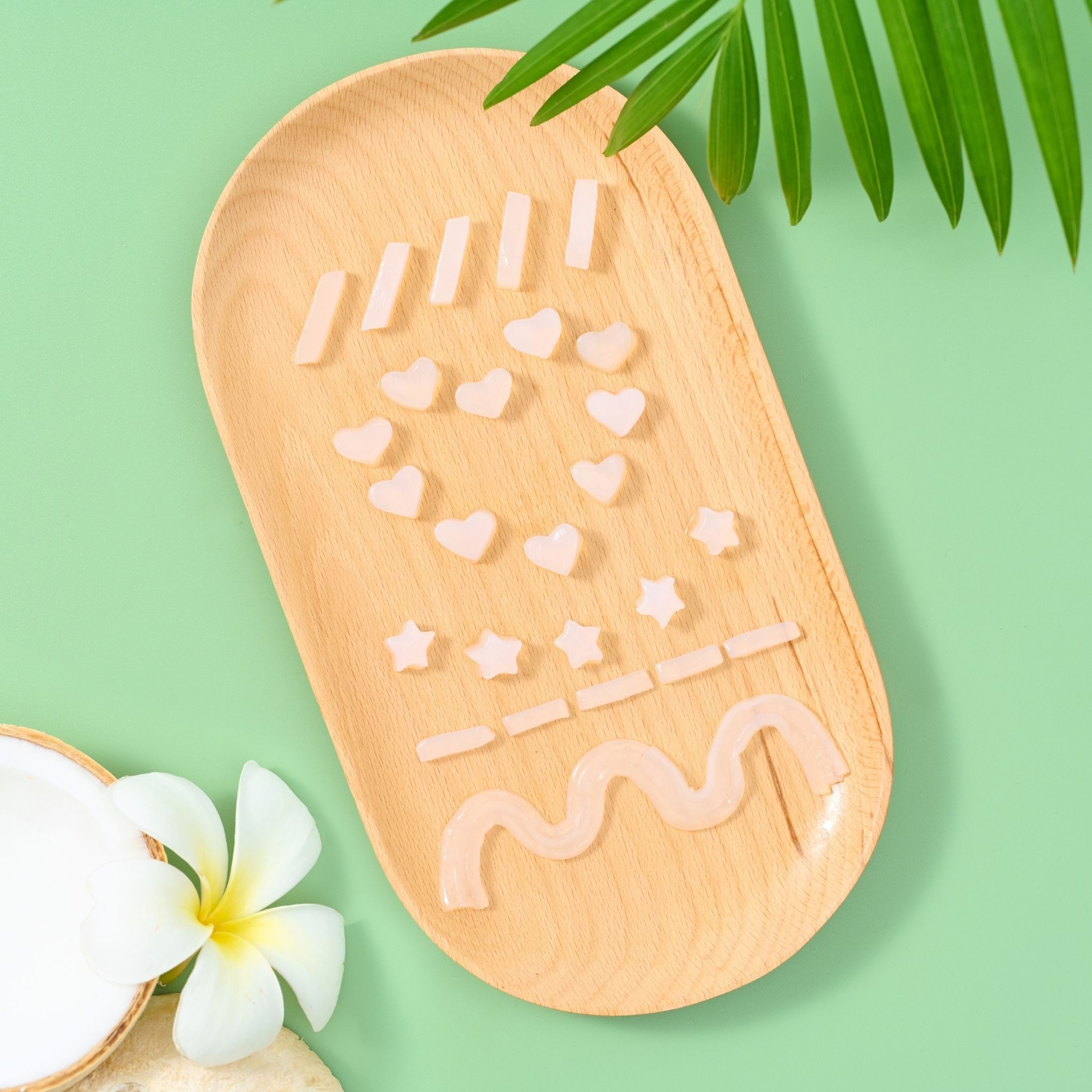 Với các nguyên liệu đơn giản gồm trà lài, mứt phúc bồn tử, đường và thạch dừa sợi là bạn đã xong phần chuẩn bị