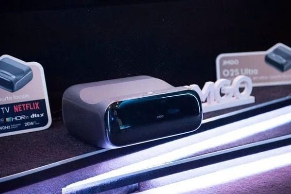 JMGO O2s Ultra là mã máy chiếu 4K siêu gần mới nhất của JMGO