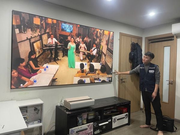 Xgimi Aura 2 là dòng máy siêu gần đặt sát tường vẫn có thể chiếu ra màn hình lớn