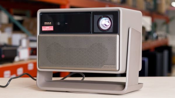 Xgimi Horizon 20 Max có thiết kế vuông vức kèm chân Gimbal xoay lật