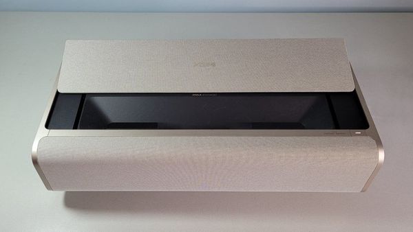 Xgimi Aura 2 có thiết kế vuông vức, màu sắc trang nhã, phù hợp nhiều không gian