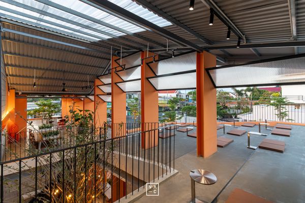thiết kế quán cà phê phong cách industrial tropical
