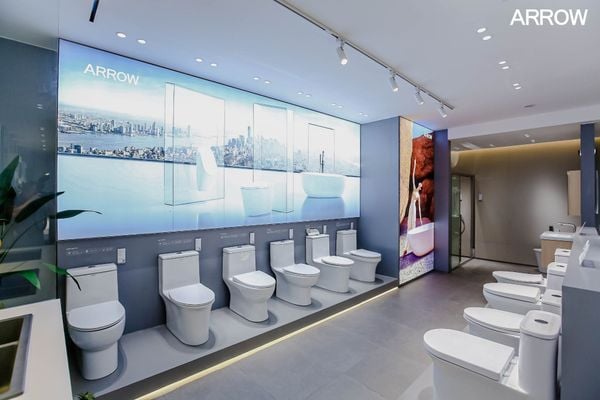 Các mẫu bồn cầu 1 khối được trưng bày tại showroom Arrow