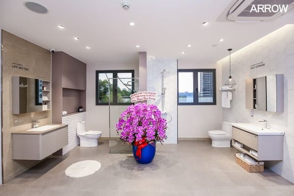 Không gian mẫu phòng tắm nhỏ với lavabo mini tại showroom Arrow