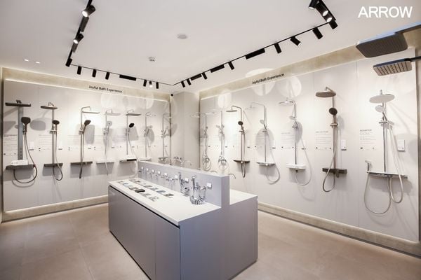 Showroom trưng bày đa dạng các loại vòi sen