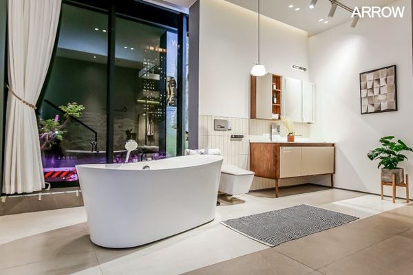 Nhà mẫu bồn tắm bên trong showroom Arrow