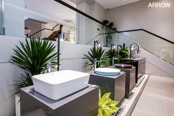 Các mẫu lavabo được trưng bày tại showroom Arrow