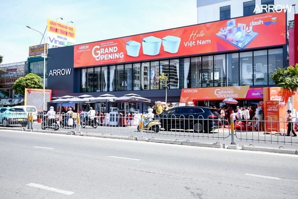 Ảnh chụp từ ngoài vào showroom Arrow