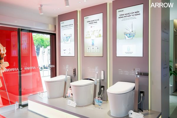 Các mẫu bồn cầu được trưng bày tại showroom Arrow