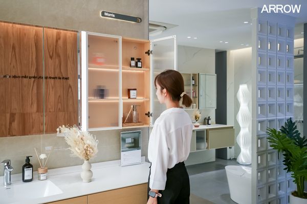 Mẫu tủ gương phòng tắm tại showroom Arrow