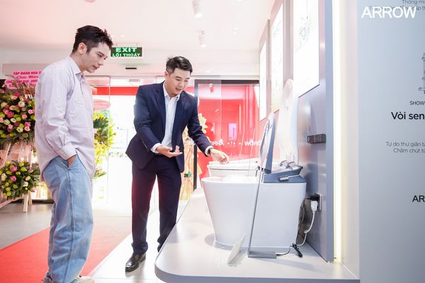 Hình ảnh khách đang được nhân viên Arrow giới thiệu về sản phẩm bồn cầu thông minh