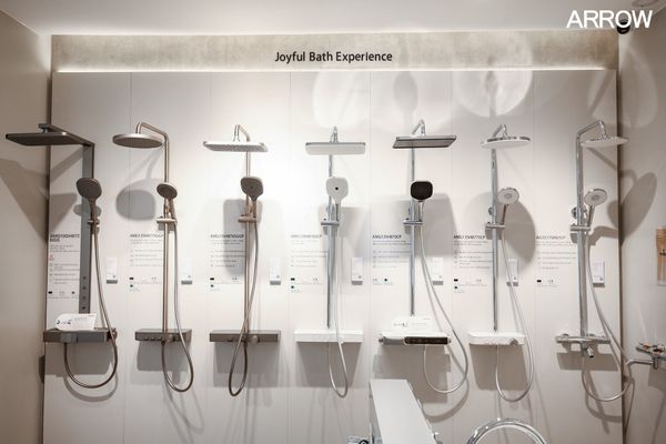 Các mẫu vòi sen nóng lạnh tại showroom Arrow