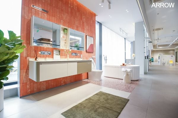 Thiết bị nhà tắm hiện đại với sen tắm, buồng tắm kính và phụ kiện đồng bộ