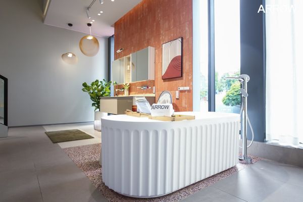 Nhà mẫu bồn tắm bên trong showroom Arrow