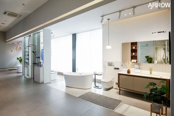 Bố trí phòng tắm đẹp với tủ gương, bồn tắm và buồng tắm kính tạo không gian resort