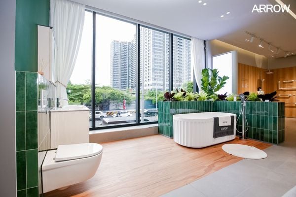 Thiết bị nhà tắm hiện đại với sen tắm, buồng tắm kính và phụ kiện đồng bộ