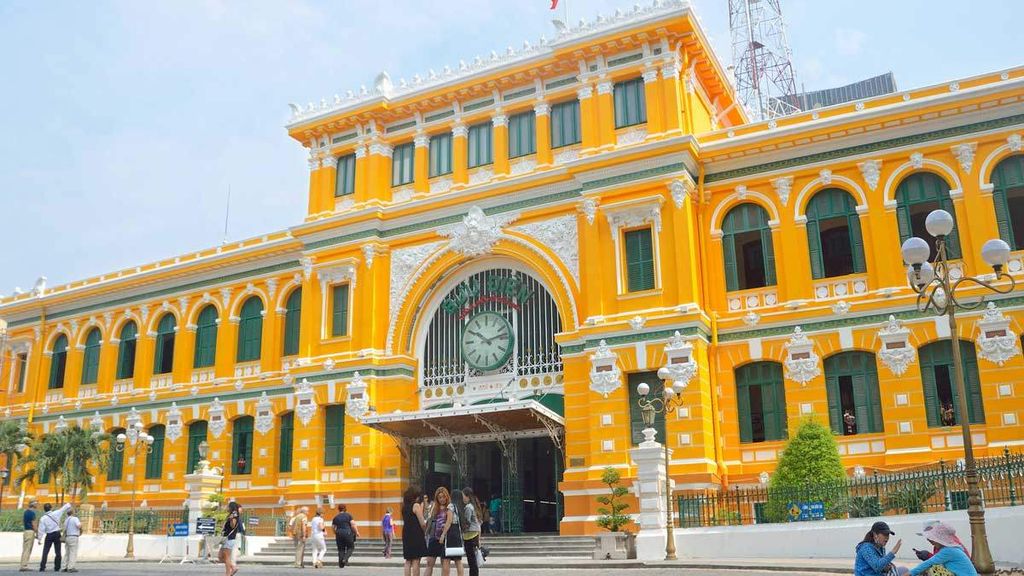 Bưu điện Trung tâm Sài Gòn ngay cạnh Đường sách Nguyễn Văn Bình
