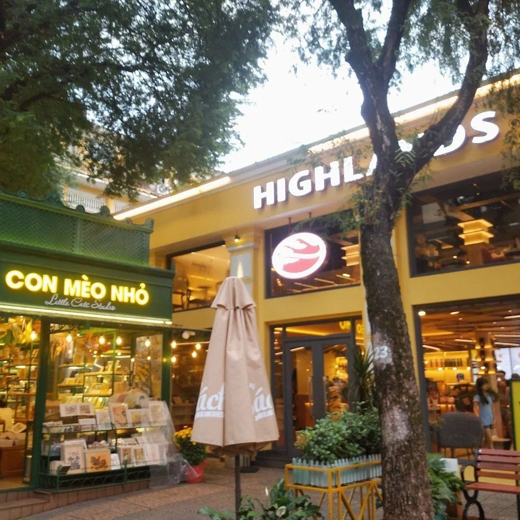 Cà phê Highlands đường sách Nguyễn Văn Bình
