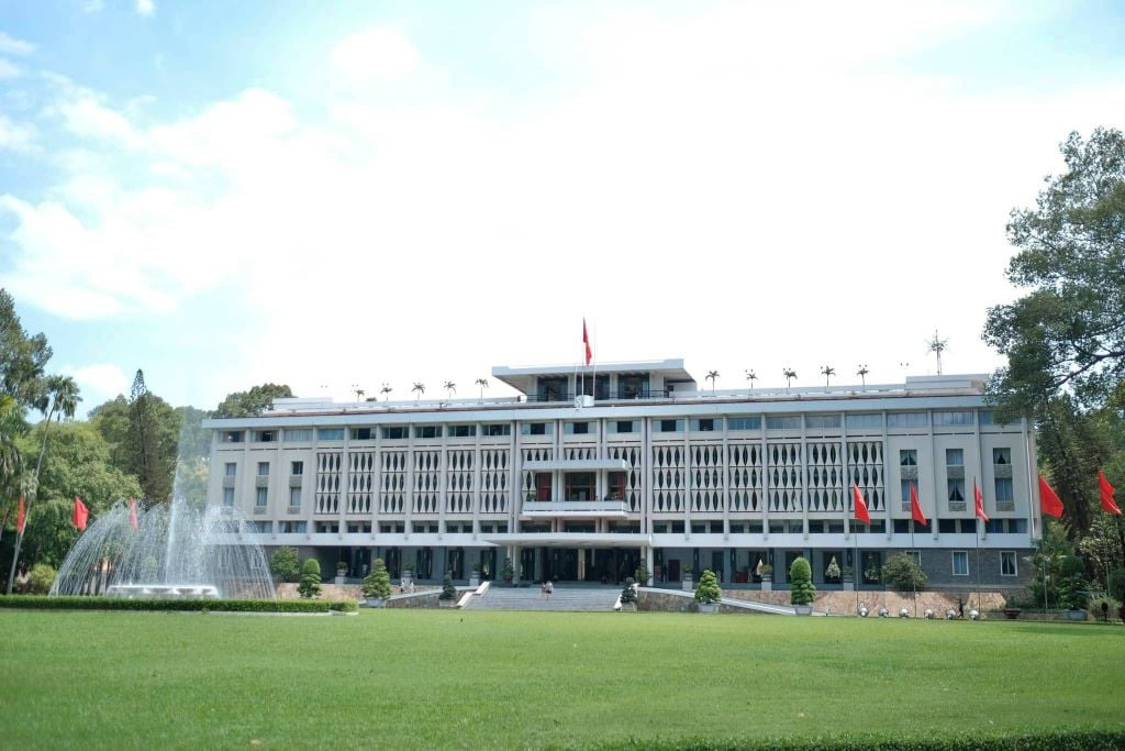 Dinh Độc Lập cách đường sách Nguyễn Văn Bình 7–10 phút đi bộ